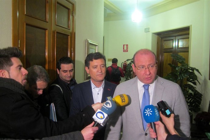 El alcalde de Jaén, Javier Márquez (d), atiende a los periodistas.