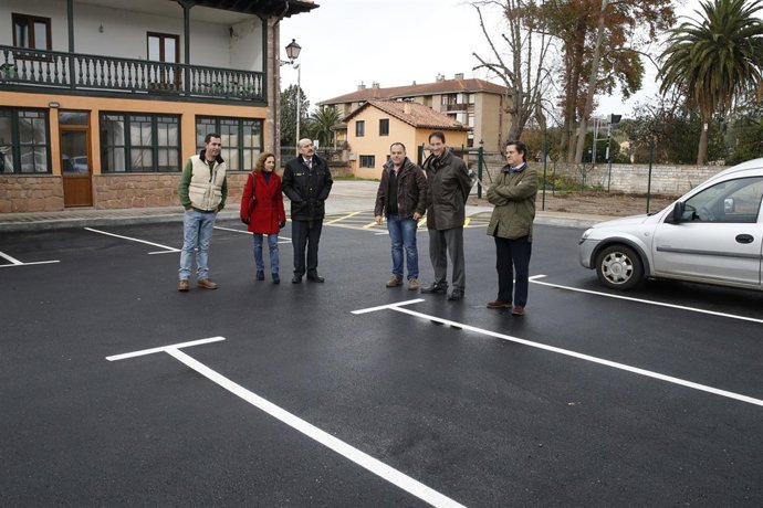 Aparcamiento frente al nuevo centro de salud de Cabezón de la Sal