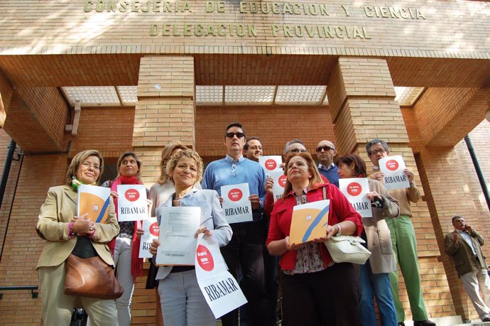 Padres de Ribamar ante la Delegación de Educación en Sevilla