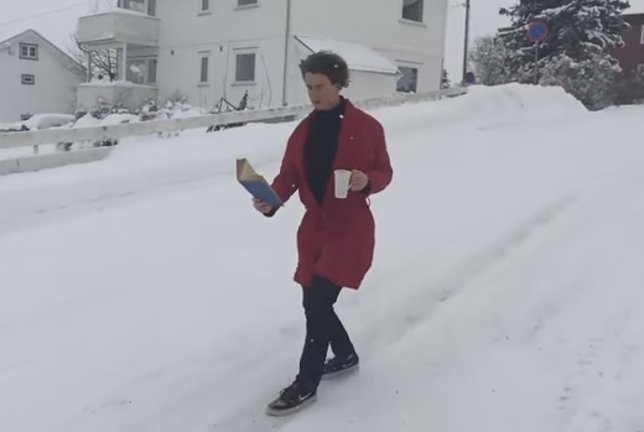 Hombre se desliza por la nieve mientras toma café