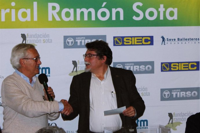 Entrega del cheque de la recaudación