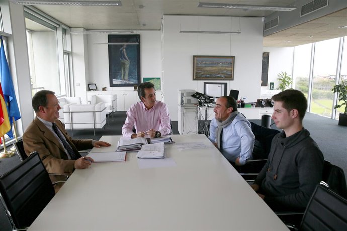 Martín se reúne con el alcalde de Rasines