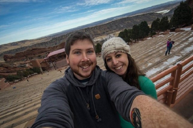 Esta pareja encontró la manera de acortar las distancias de la manera más origin