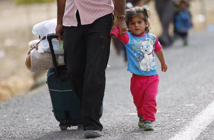 Refugiados kurdos de Siria cruzan la frontera hacia Turquía