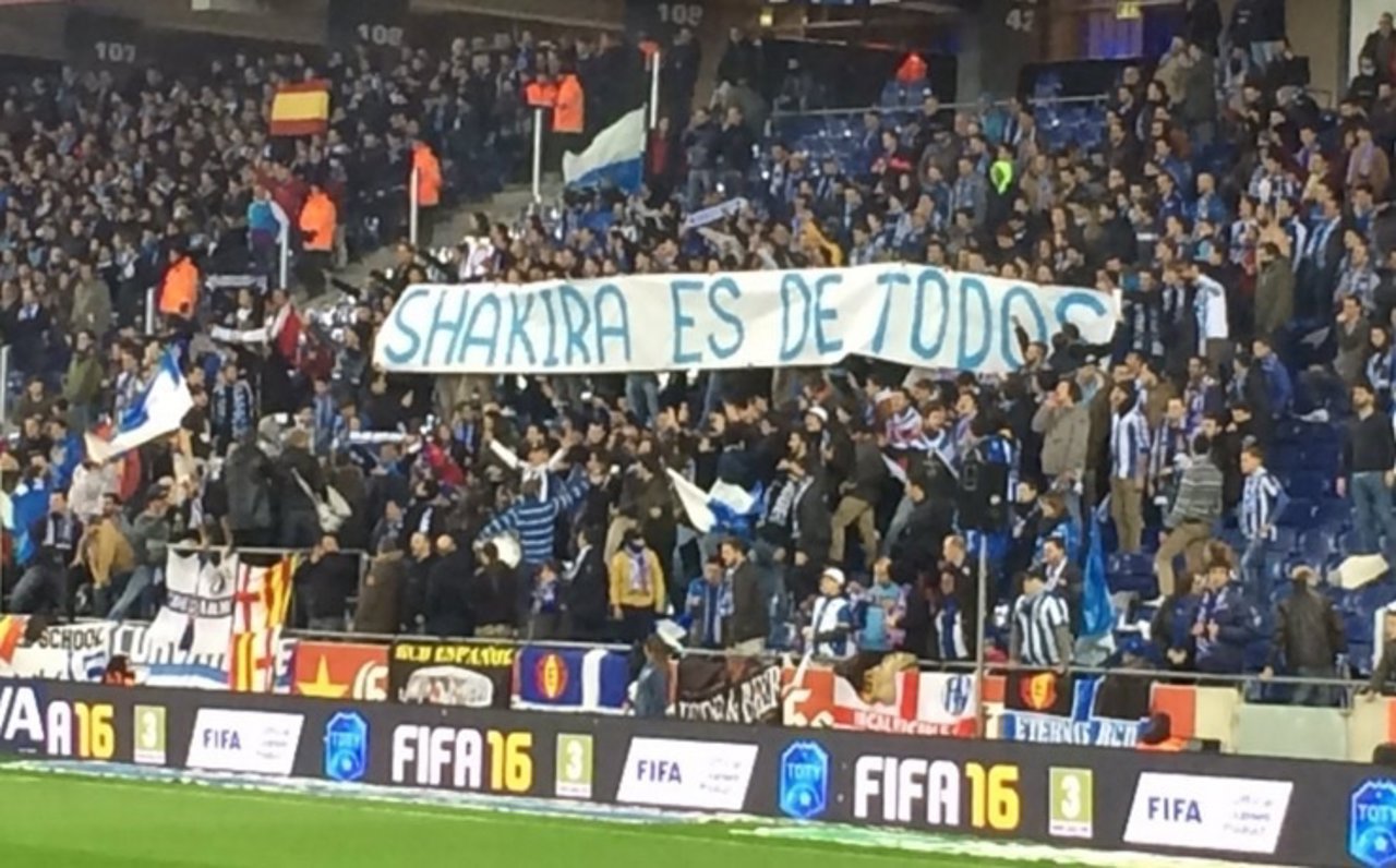 Pancarta de 'Shakira somos todos' en Cornellà El Prat, campo del Espanyol