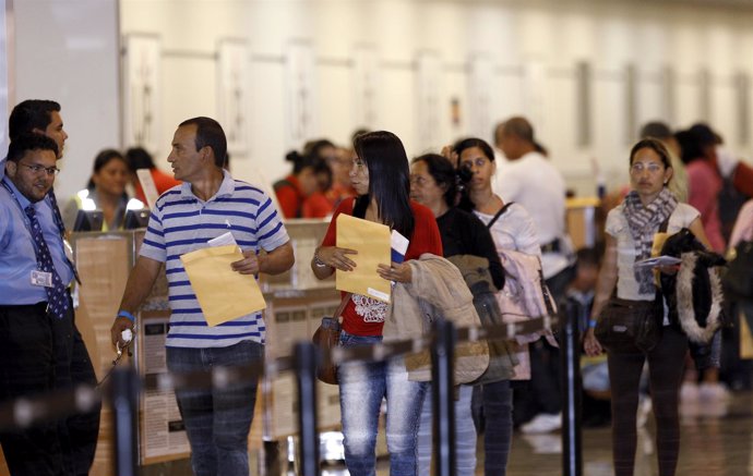 Primer grupo de emigrantes cubanos varados abandona Costa Rica