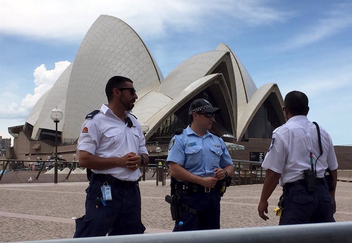 Policías y agentes de seguridad en la Ópera de Sídney tras su evacuación