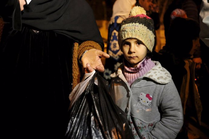 Niña siria abandona Madaya tras llegada de un convoy humanitario