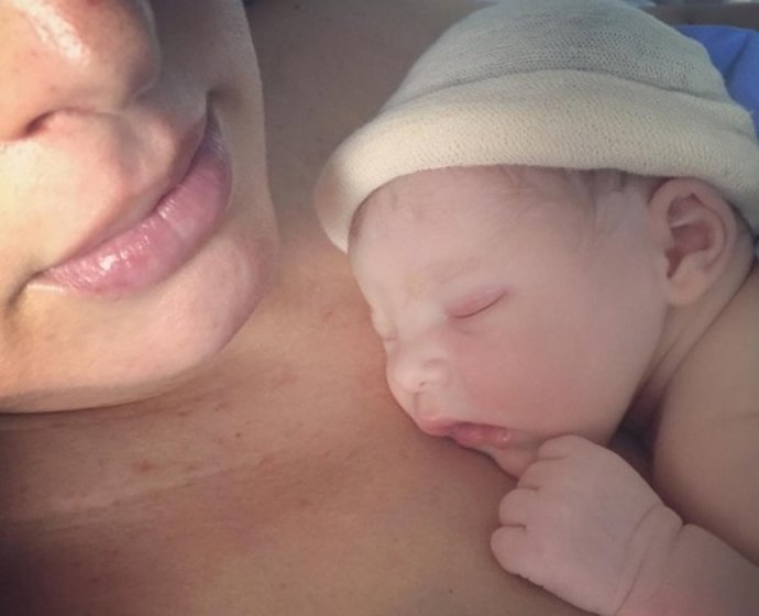 Tania Llasera con su pequeño Pepe