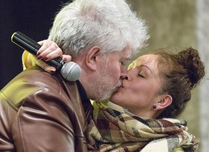 Pedro Almodovar y una estudiante de la Escuela SUR