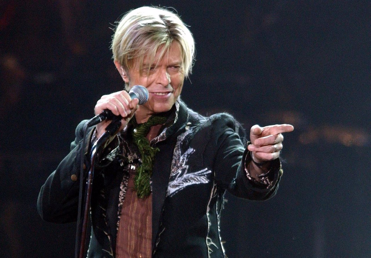 David Bowie durante un concierto en Hamburgo en 2003