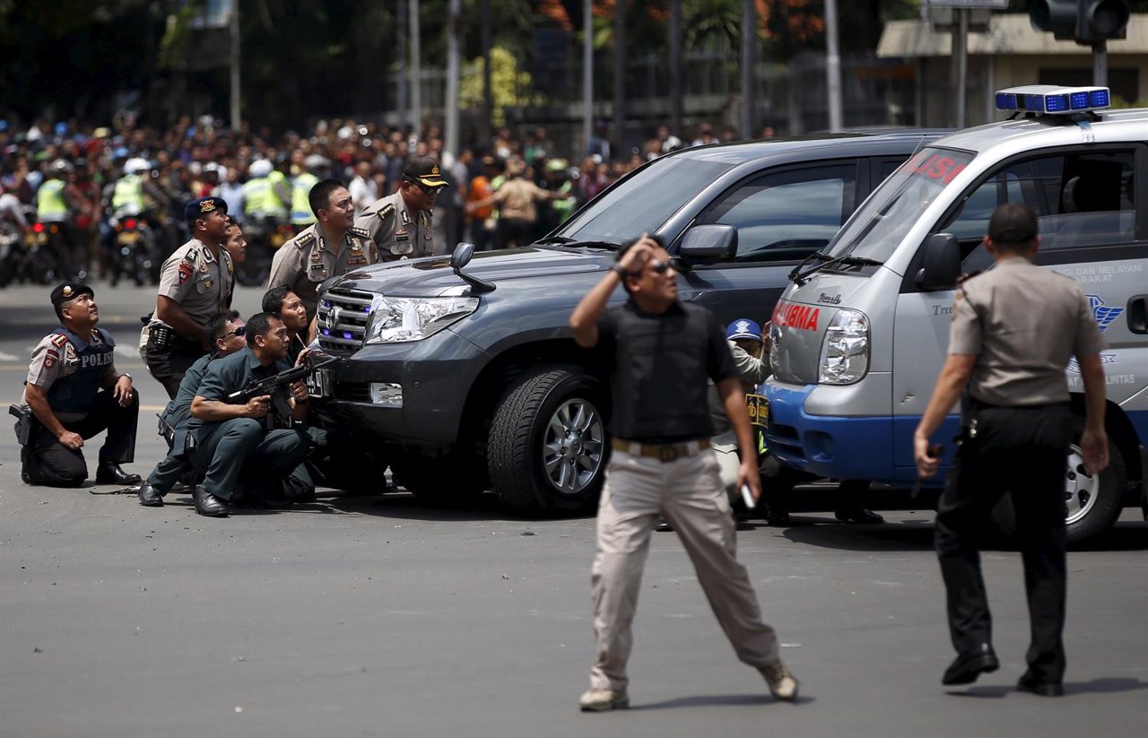 Agentes de la Policía de Indonesia cerca del lugar de una explosión en Yakarta