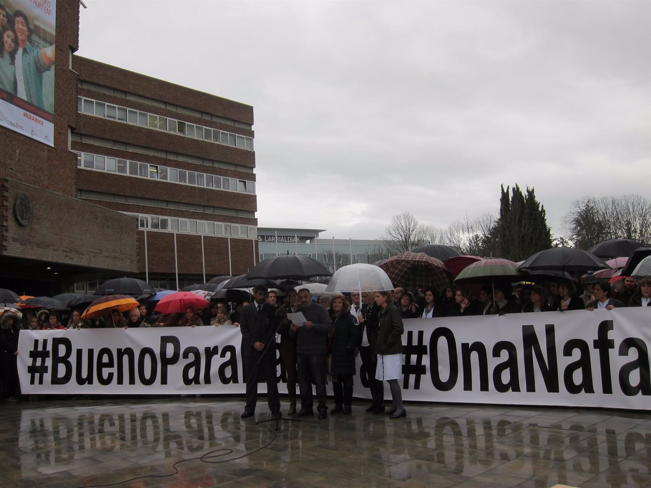 Concentración de los trabajadores de la CUN y la Universidad de Navarra