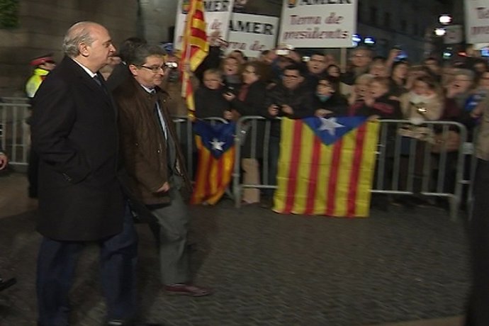 Abuchean a Fernández Díaz, Llanos y Ejército en la toma de posesión de Puigdemon