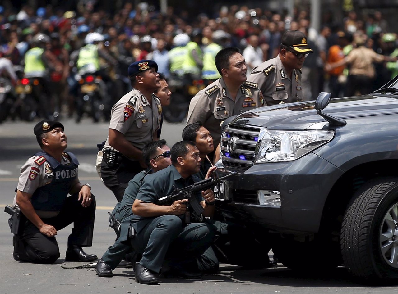 Agentes de policía, ante los ataques con bomba en Yakarta (Indonesia)