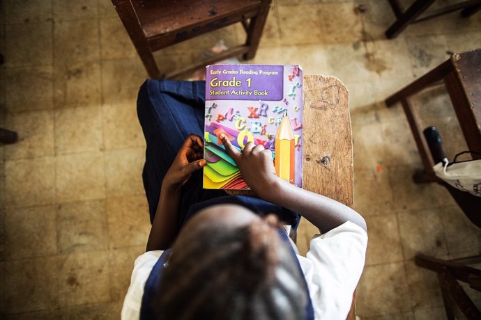 Una niña con un libro en Monrovia, capital de Liberia