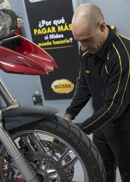 Espacio para motos en taller de Midas