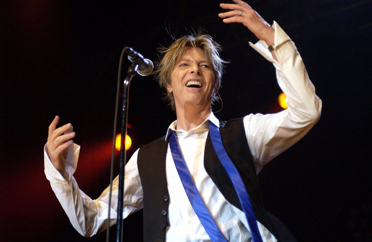David Bowie actuando en 2002