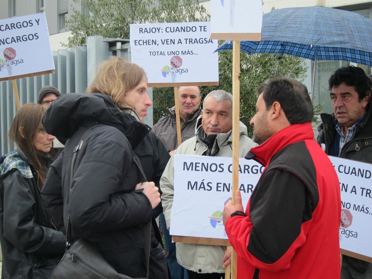 Pablo Fernández conversa con los trabajadores de Tragsa