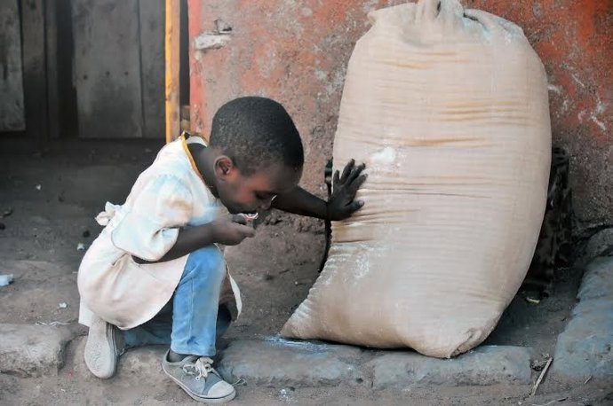 La exposición muestra su labor humanitaria en una escuela de Senegal