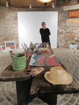 El hijo de Retana en la reproducción de la mesa de trabajo de su padre.