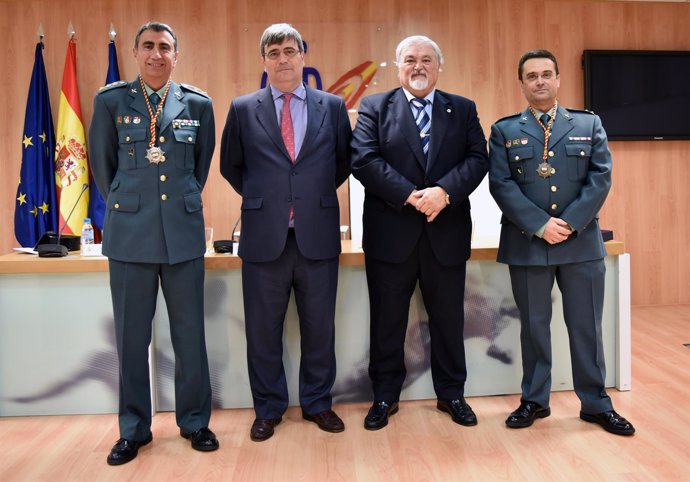 Miguel Cardenal y Rodrigo de Mesa imponen medallas mérito a la Guardia Civil