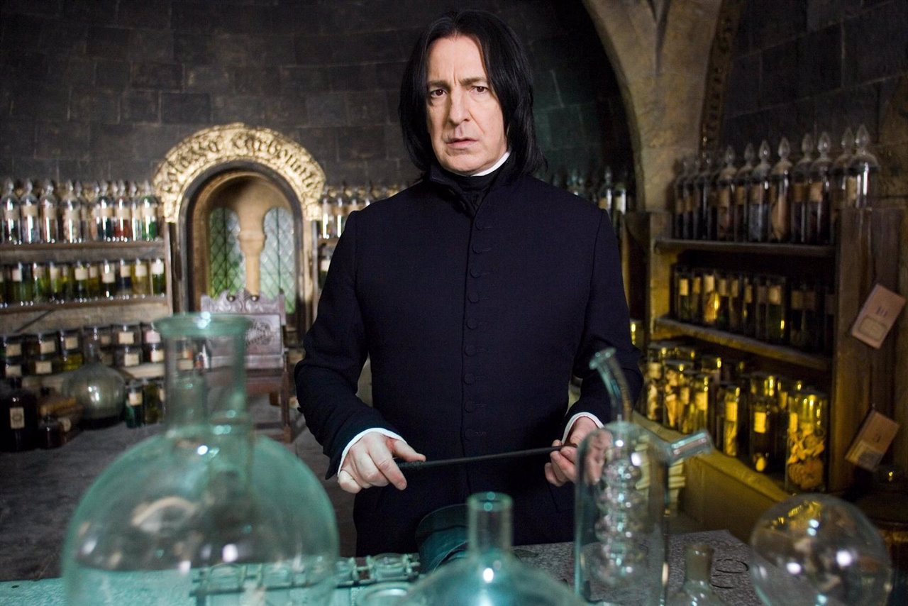 Fotograma de la pelicula de Harry Potter en la que aparece Alan Rickman