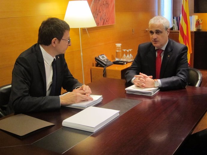 El nuevo conseller de Justicia, Carles Mundó, recibe la cartera de G.Gordó