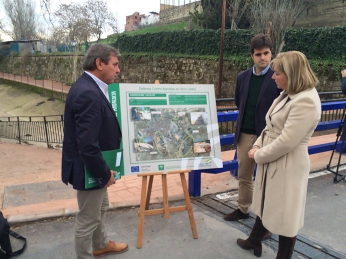 Ortega (d) entrega las infraestructuras contra las avenidas.