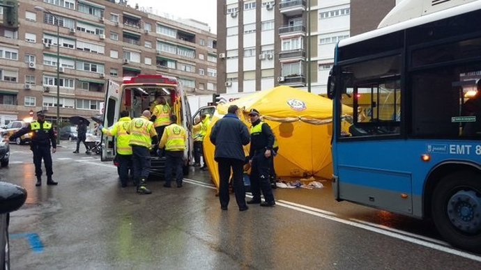 Atropello a un varón por un autobús de la EMT