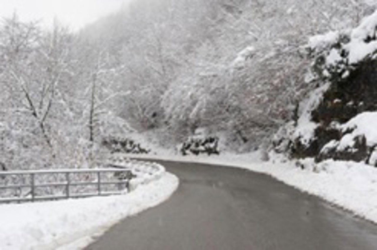 Carretera en situación de viabilidad invernal.