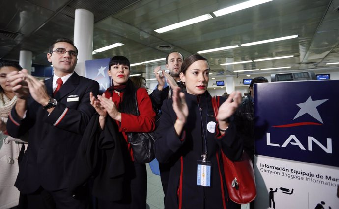Un grupo de trabajadores de la aerolínea LAN realiza una protesta en el aeropuer