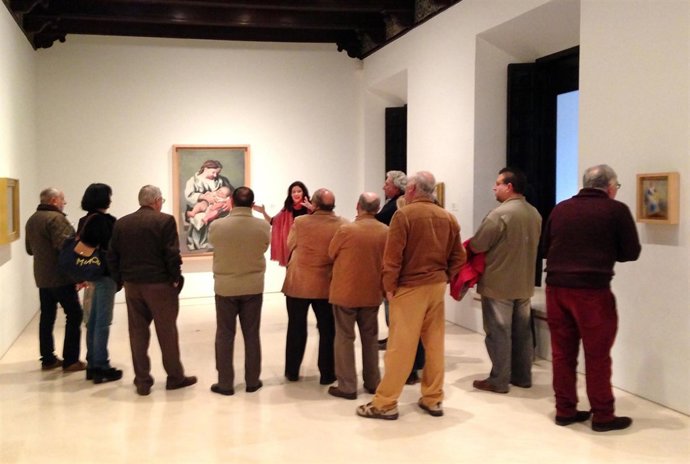 Por grupos y guiados por un educador del museo, los guías recorren la pinacoteca
