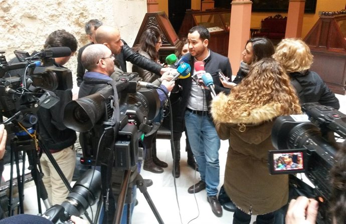 Daniel González Rojas atiende a los medios