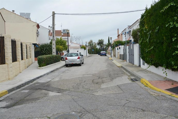 Calle Sorolla en Tomares (Sevilla) antes de ser reasfaltada