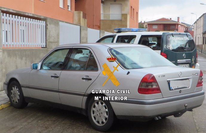 Vehículo en el que circulaban los tres presuntos ladrones en Vitigudino