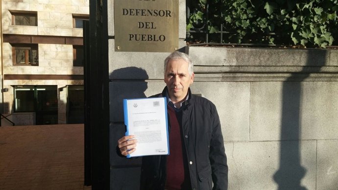 El presidente de la AMTM presenta su solicitud ante la Defensora del Pueblo