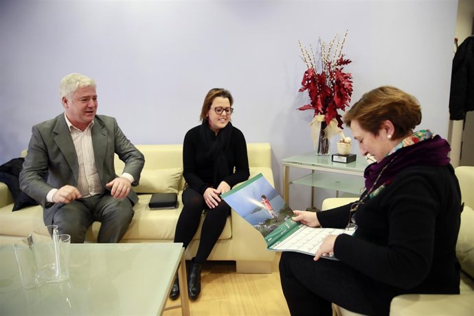 María Luisa Real con miembros de la Asociación Cántabra de Fibrosis Quística