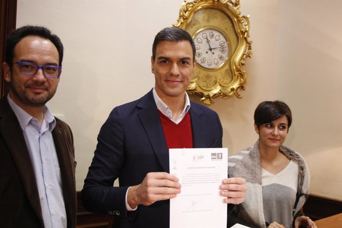 Pedro Sánchez, del PSOE, presenta sus primeras 17 iniciativas en el Congreso
