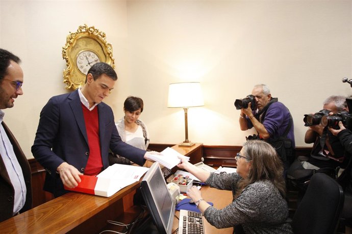 Pedro Sánchez, del PSOE, presenta sus primeras 17 iniciativas en el Congreso
