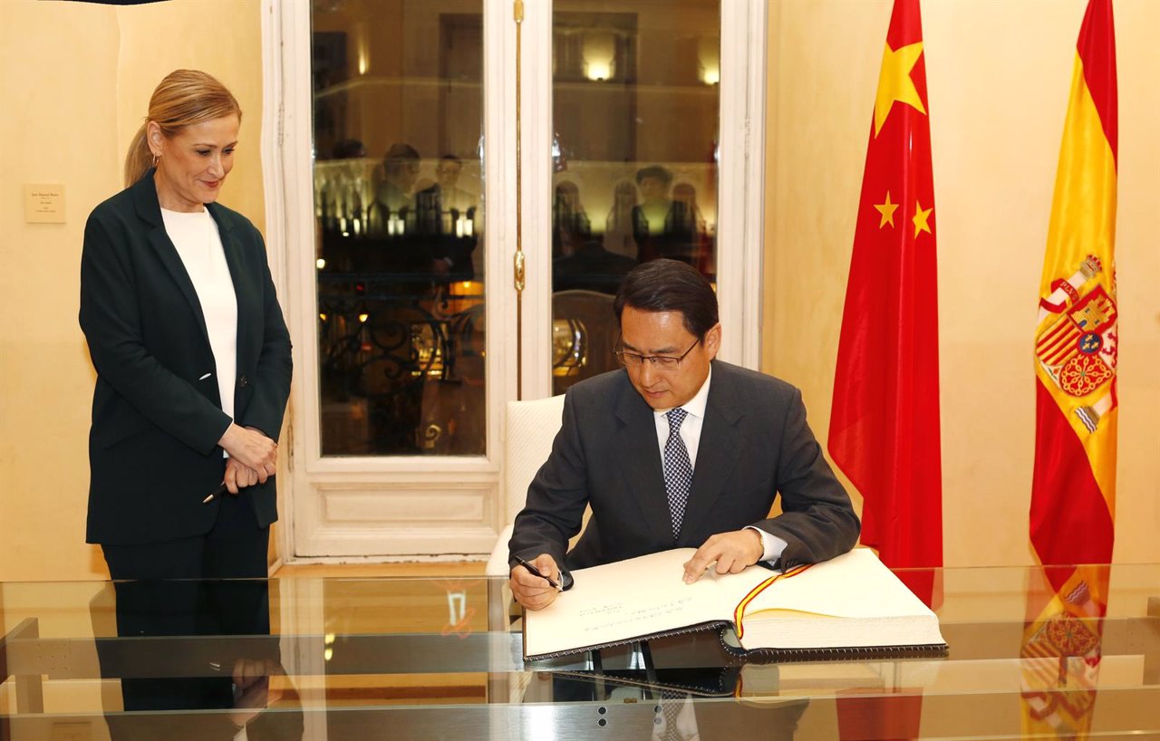 Cristina Cifuentes con el embajador chino en España