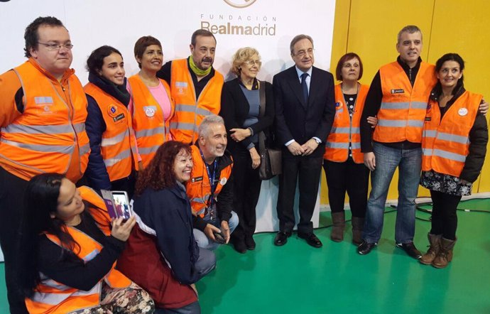 Carmena y Florentino Pérez con lso voluntarios de la Escuela de integración