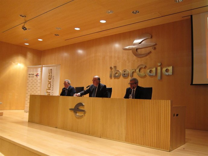 César Alierta (izq) en la conferencia en Ibercaja.