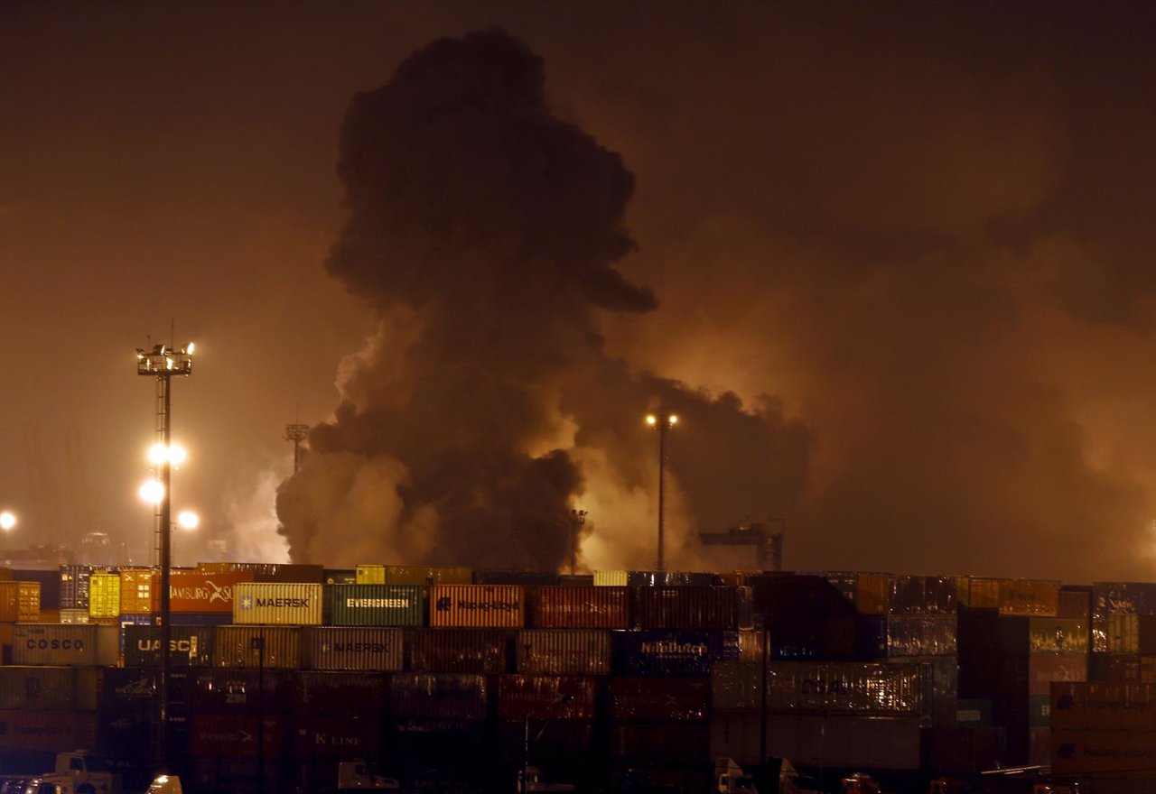 Se incendian una decena de contenedores con productos químicos en un puerto de B