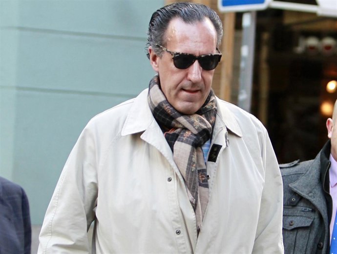 JAIME DE MARICHALAR SALE A COMER CON UNOS AMIGOS