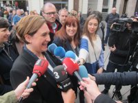 Colau avisa al PSOE: "Dice que quiere acordar con nosotros pero pacta con PP y CDC"