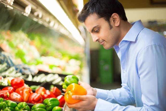 Hombre, comprando, antioxidante, comida