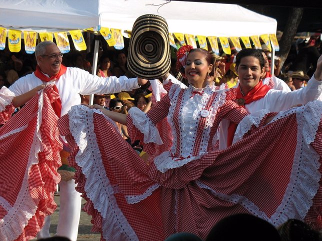 Bailadores de cumbia en el Carnaval de Barranquilla.