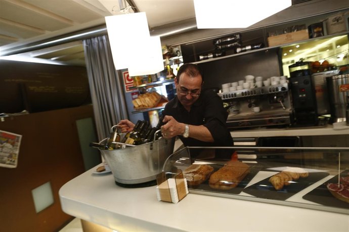 Trabajador, Trabajando, Camarero, Bar, Autónomo, Consumo, Tapas