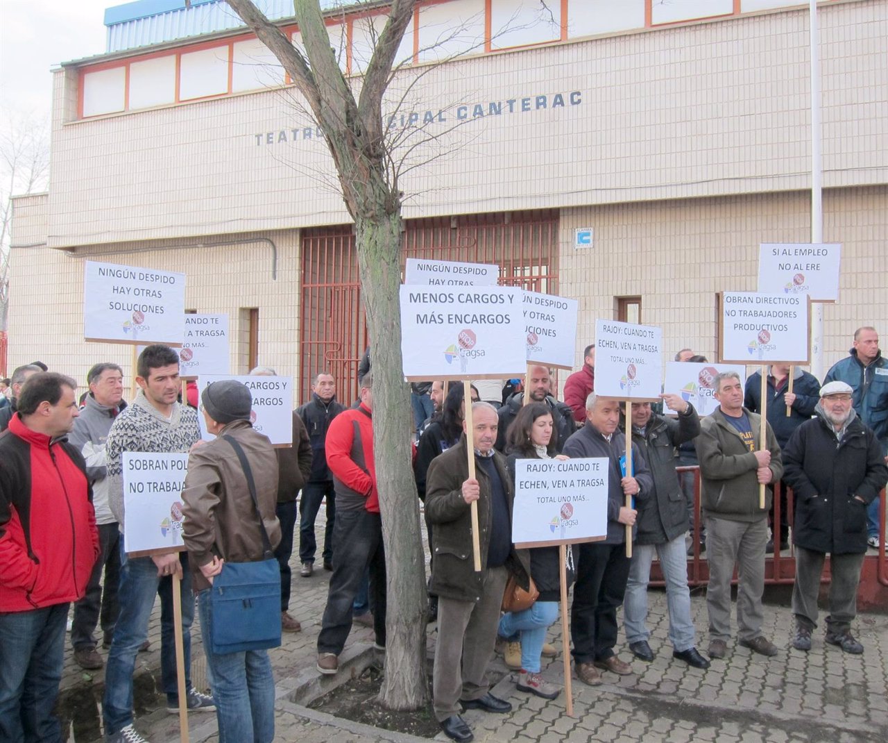 Trabajadores de Tragsa a la puerta de la asamblea en Canterac